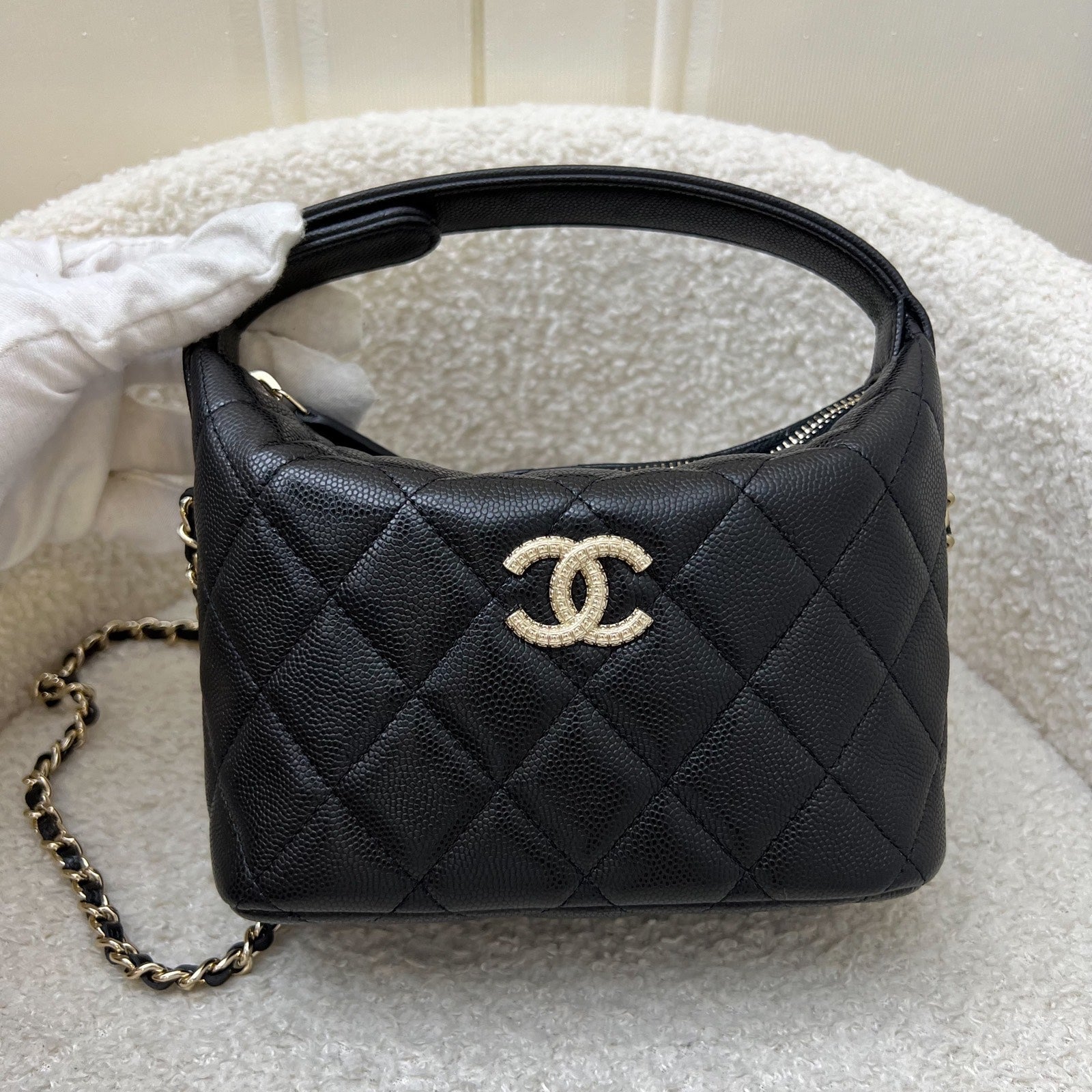 Chanel 25A Quilted Hobo Clutch On Chain In Black Caviar And LGHW Sh…